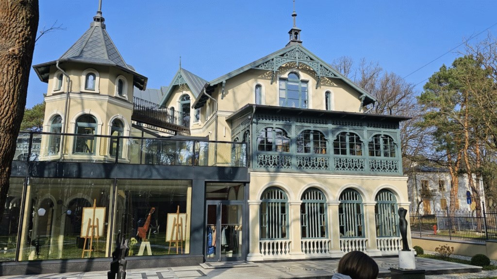 Snycerka architektura ogrodowa drewniana